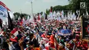 Ribuan buruh menggelar karnaval dan deklarasi saat Perayaan Peringatan Hari Buruh Sedunia, Jakarta, Selasa (1/5). Dalam karnaval dan deklarasi para buruh menyerukan 5 maklumat untuk di sampaikan kepada Presiden Joko Widodo. (Liputan6.com/Johan Tallo)