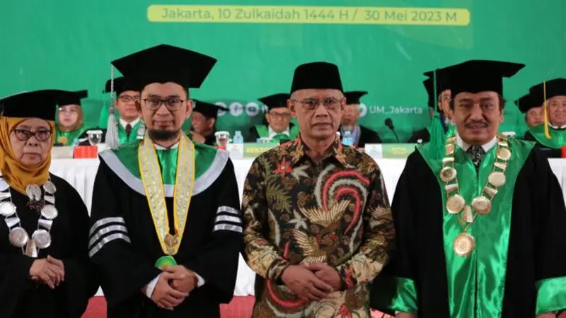 Ustaz Adi Hidayat (UAH) dianugerahi gelar Doktor Honoris Causa oleh UMJ. (Foto: muhammadiyah.or.id)
