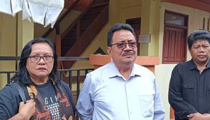 Cyprus Tatali bersama perwakilan keluarga korban AEMM saat diwawancarai di depan indekos Cemara, Kelurahan Matali Satu, Kecamatan Tomohon Tengah, Kota Tomohon, Sulut pada, Minggu (4/1/2026). ( Foto: Yoseph Ikanubun/Liputan6.com)