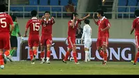 Pemain sayap kanan Guangzhou Evergrande, Zhang Linpeng mencetak gol dari tengah lapangan dan membawa kemenangan timnya 6-1 atas Lianing whowin dalam lanjutan Liga Super China 2015.
