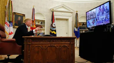 Presiden AS Donald Trump berbicara dengan prajurit militer melalui konferensi video di Gedung Putih, Selasa (25/12). Trump mengucapkan selamat Natal kepada para prajurit. (AP Photo/Jacquelyn Martin)