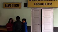 Jasad wartawan korban pembunuhan dibawa ke ruang jenazah Rumah Sakit Bhayangkara Polda Sumut, Jalan KH Wahid Hasyim, Medan. (Liputan6.com/Reza Efendi)