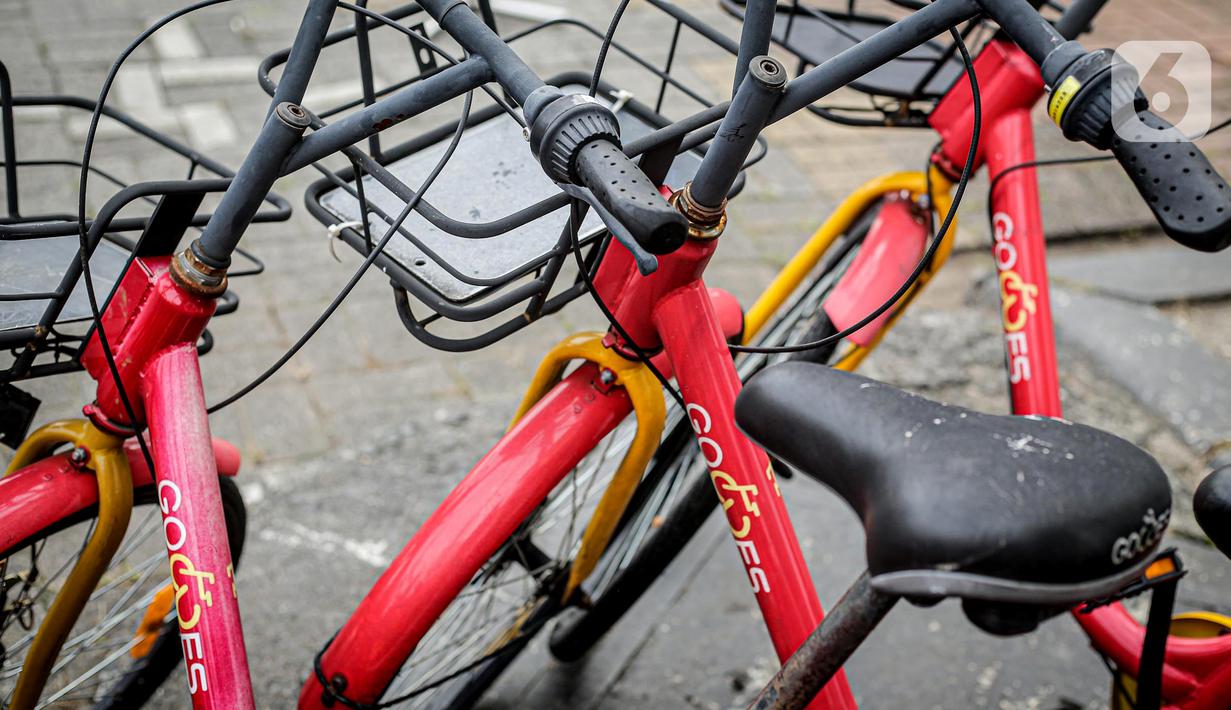 Kondisi sepeda sewa yang terbengkalai terparkir di Pasar Baru, Jakarta, Rabu (30/11/2022). Dinas Perhubungan DKI Jakarta akan menarik 218 unit sepeda sewa di 67 titik tambat di Ibu Kota secara bertahap karena kesulitan pendanaan dari operator. (Liputan6.com/Faizal Fanani)