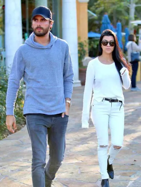 Mason, Kourtney, dan Scott menghabiskan waktu bersama dengan beberapa teman dan anggota Kardashian-Jenner yang lain. (E! News)