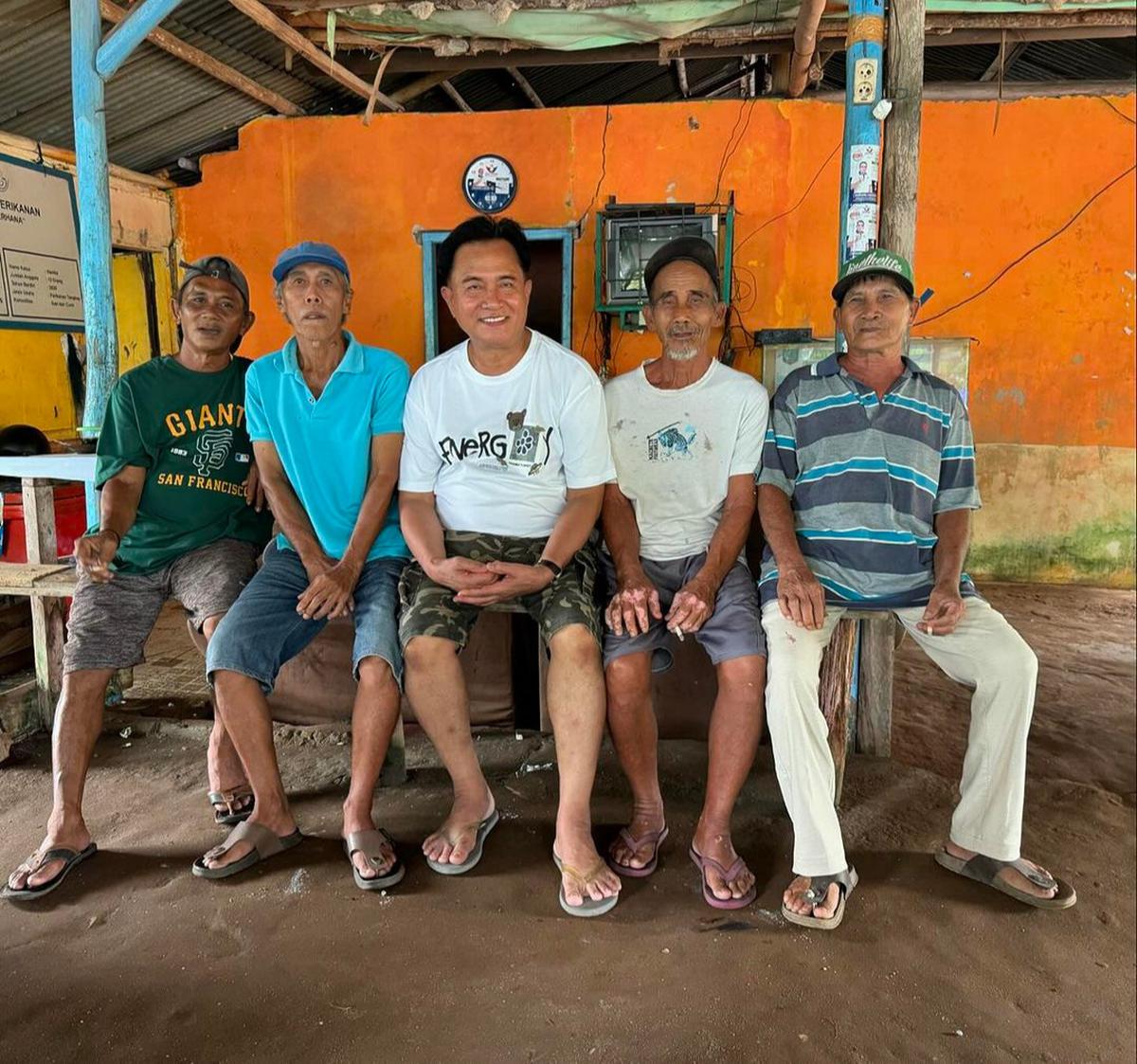 Penampilan Sederhana Yusril Ihza Mahendra saat di Kampung Halaman