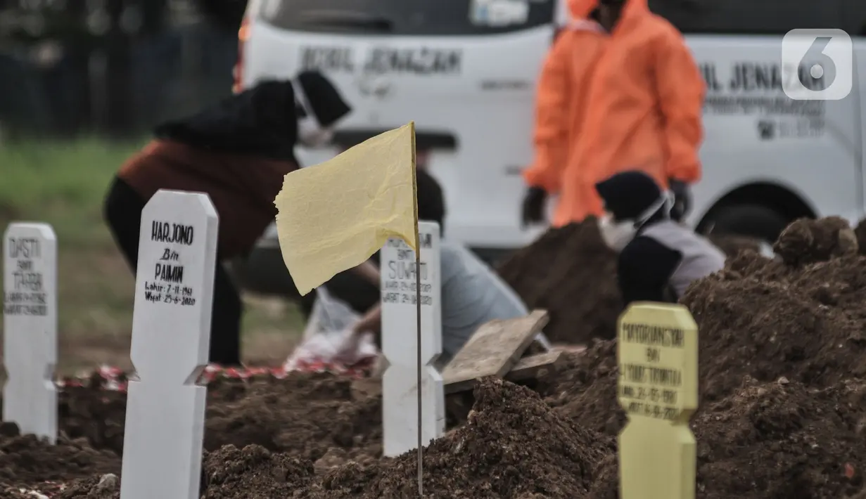 Bendera kuning terlihat di area makam korban Covid-19 di TPU Tegal Alur, Jakarta, Kamis (25/6/2020). Menurut petugas makam TPU Tegal Alur, selama masa PSBB Transisi jumlah pemakaman jenazah dengan protap Covid-19 meningkat dibanding bulan lalu. (merdeka.com/Iqbal S Nugroho)