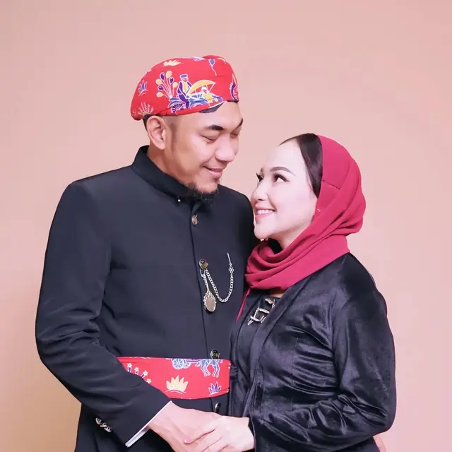 9 Potret Suami Mpok Alpa yang Selalu Setia Mendampingi