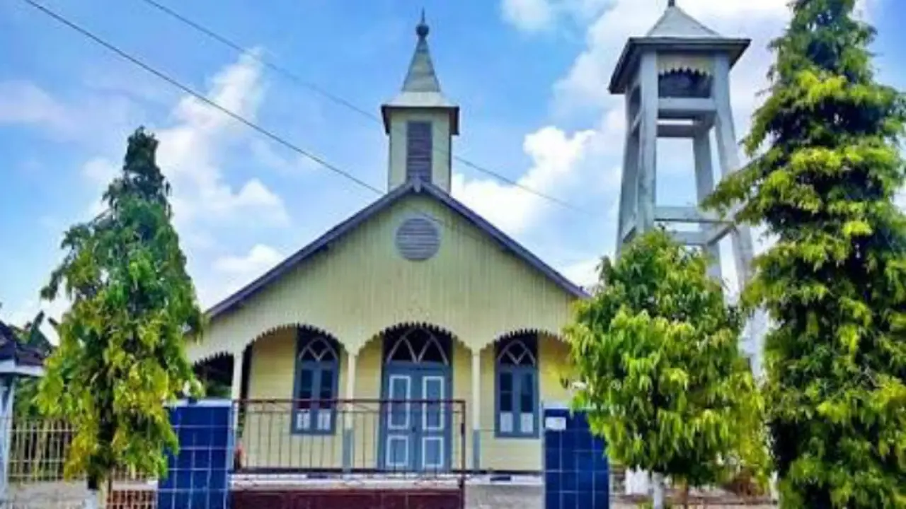 Gereja Tanpa Paku Yang Terancam Bunyi Loncengnya Sendiri