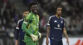Ekspresi kiper Manchester United, Andre Onana dalam laga leg 1 perempat final Liga Europa 2024/2025 melawan Lyon di Parc Olympique Lyonnais Groupama stadium, Decines-Charpieu, Prancis. (AP Photo/Thibault Camus)