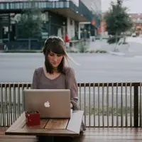 Mencapai sehat finansial akan mempermudah kehidupan jangka panjang. (unsplash.com/@christinhumephoto)