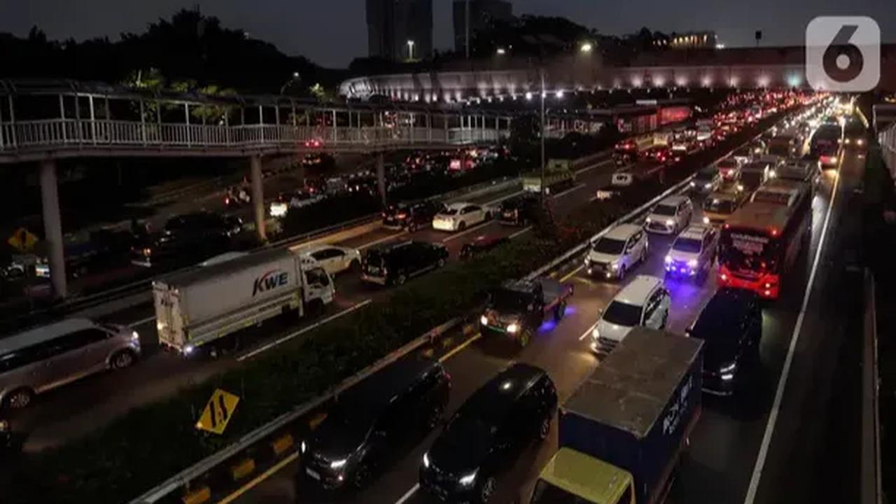 "Karena sedang terburu buru akan berangkat bertugas ke Mabes TNI di kawasan Monas Jakarta Pusat. Akhirnya video tersebut pun memicu berbagai macam reaksi dari warga media sosial," sambung akun @karyamilitan.