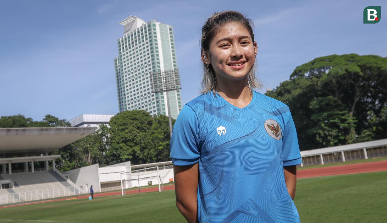 Tak ada yang salah jika penggemar sepak bola yang mayoritas dihuni kaum pria menyebut Zahra Muzdalifah merupakan bentuk paket komplit dari seorang pesepak bola wanita. Pasalnya, parasnya yang menawan tak kalah cantik dari skill sepak bolanya di lapangan. (Bola.com/Bagaskara Lazuardi)