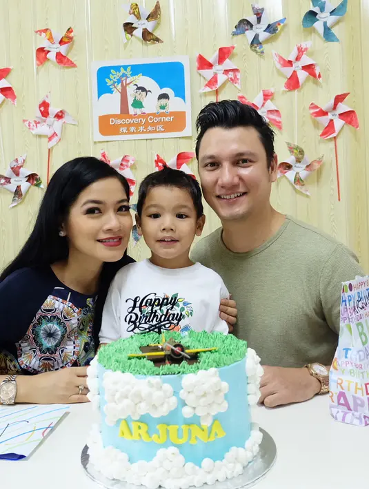 Rasa syukur sepertinya terus diutarakan Titi dan Tian pasca kelahiran anak ke-2nya ini. Selain itu, nampaknya kebahagiaan juga dirasakan oleh Arjuna, anak pertama mereka yang belum lama ini meryaka ulang tahunnya yang ke-4. (Instagram/titi_kamal)