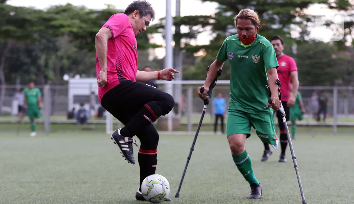 Pemain tim Garuda Indonesian Amputee Football (INAF) saat laga persahabatan dengan tim Selebritis FC di Lapangan C Komplek Gelora Bung Karno, Jakarta, Senin (14/12/2020). Laga ini bagian kampanye duta Piala Dunia U-20 2021 dan mematangkan fisik tim Garuda INAF. (Liputan6.com/Helmi Fithriansyah)