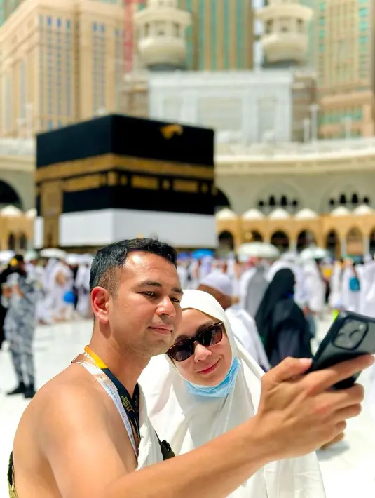 Meski tampil dengan wajah bare face tanpa makeup, keempatnya tetap terlihat menawan dan glowing.  [@raffinagita1717/@syahnazs].