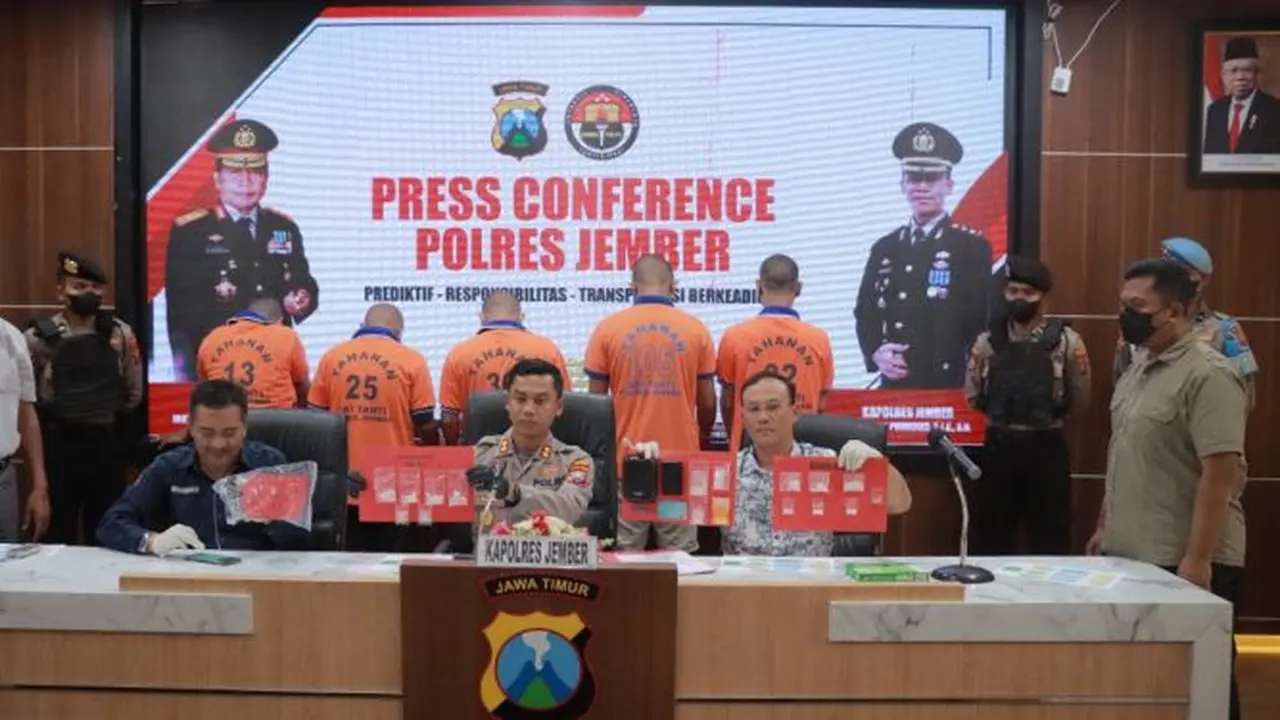 Kapolres Jember AKBP Hery Purnomo tunjukan barang bukti puluhan gram sabu- sabu  dan 5 orang tersangka pengedar sabu- sabu dalam pres comprence di mapolres Jember (Istimewa)