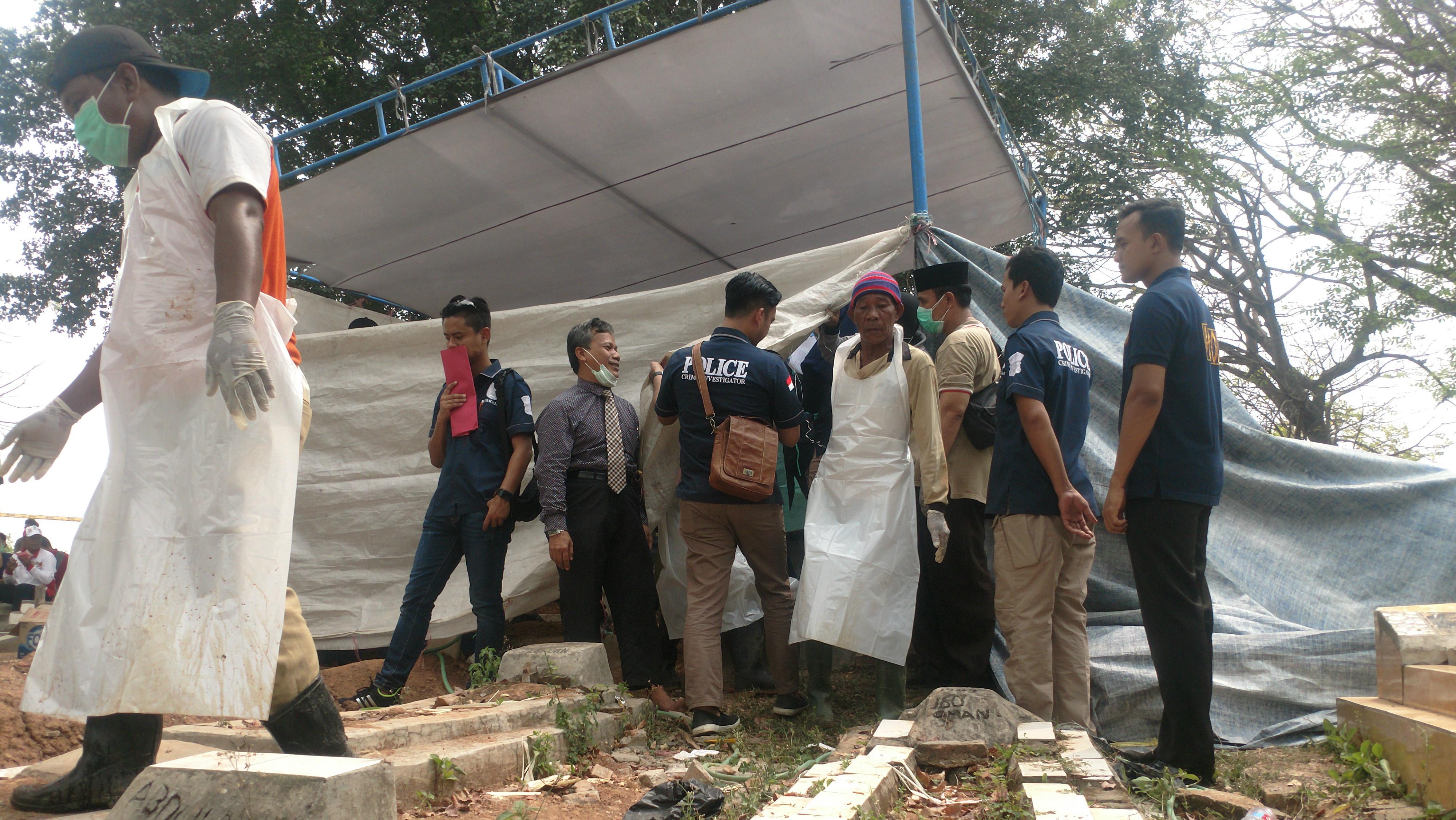 Polisi membongkar makam pria dibakar hidup-hidup (Liputan6.com/ Fernando Purba)