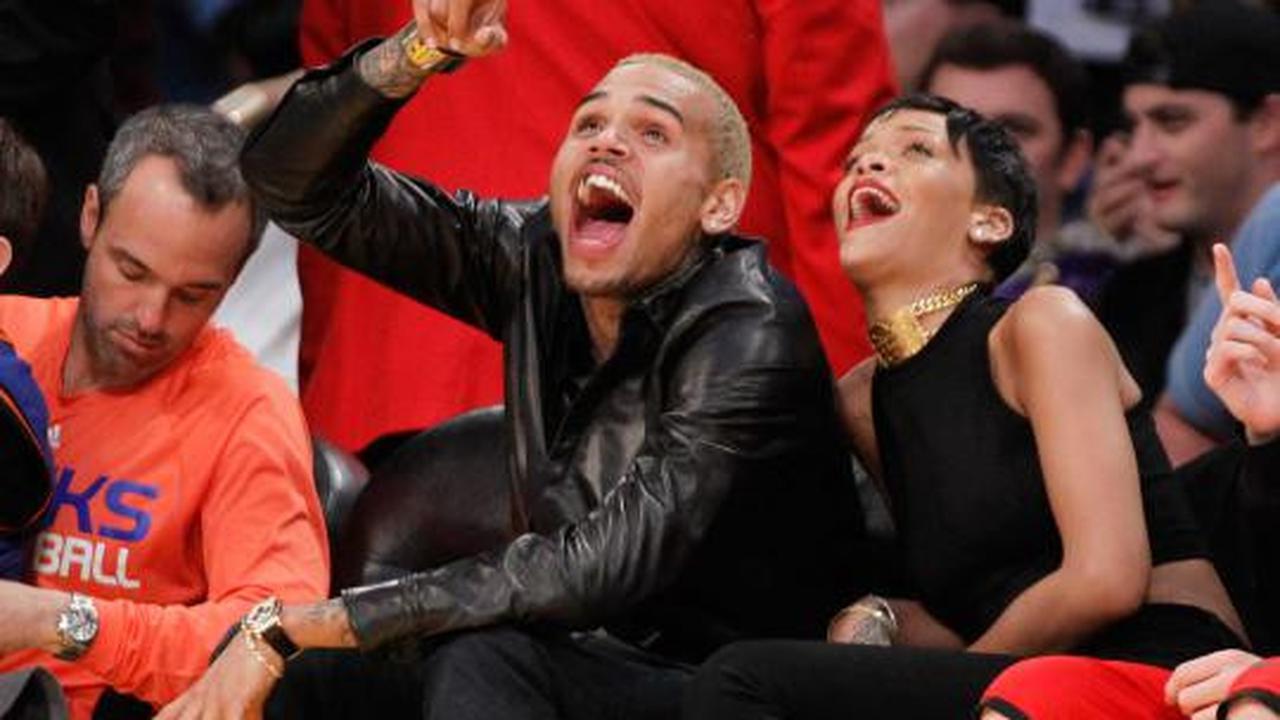 Nonton basket, Rihanna mesra dengan Chris Brown