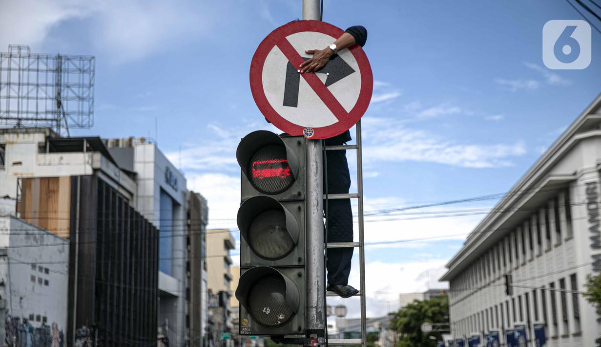 Pesepeda melintasi Museum BI saat uji coba penerapan zona rendah emisi di Kota Tua, Jakarta, Minggu (20/12/2020). Selama penerapan zona rendah emisi, kawasan Kota Tua hanya bisa dilalui pejalan kaki, pesepeda, angkutan umum, dan kendaraan khusus yang lulus uji emisi. (Liputan6.com/Faizal Fanani)