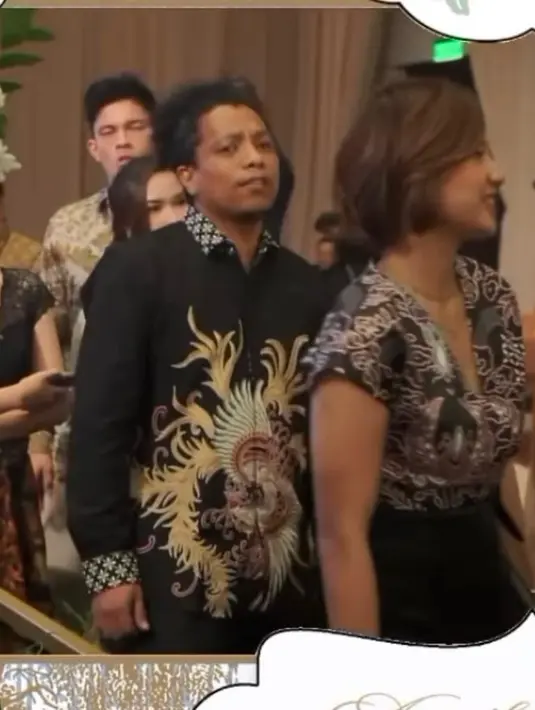Kemudian, terlihat juga Indah Permatasari yang mengenakan dress batik nuansa hitam. Penampilannya itu kompak dengan Arie Kriting yang juga mengenakan kemeja batik nuansa hitam senada. [@_sandyy.dy].