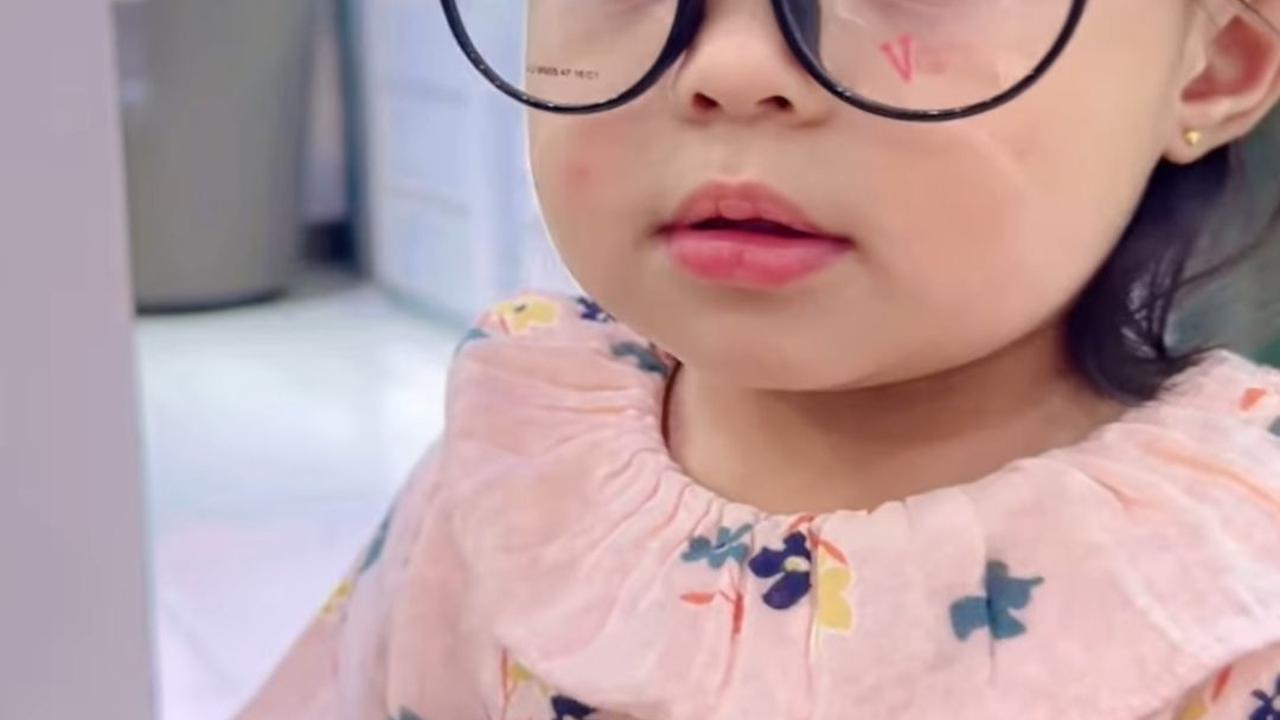 10 Potret Lucu Ameena Anak Atta Halilintar dan Aurel Pakai Kacamata, Gayanya Gemesin Banget!