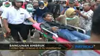 Bangunan tua di Tegal, Jawa Tengah, ambruk saat hujan deras. Padahal, banyak orang sedang berteduh di dalamnya.