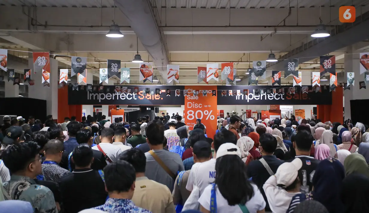 Antrean pengunjung terlihat saat mengikuti pameran Imperfect Sale 2026 di Blok M Square, Jakarta, Jumat (30/10/2026). Acara ini menarik minat masyarakat untuk berburu berbagai produk, mulai dari pakaian, tas hingga aksesori dengan harga diskon. (KLY/Budy Santoso)