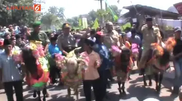 Menyambut Musim Tanam, Warga  Probolinggo Menggelar Ritual Mandi Lumpur. Diawali dengan arak-arakan sesepuh desa, menggunakan  kuda, hingga memulai tradisi mandi lumpu, di Dusun Mrico  Kabupaten Probolinggo.