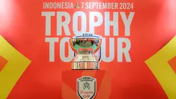 Wujud trofi ASEAN Club Championship Shopee Cup 2024 dalam acara trophy tour di LOTTE Shopping Avenue, Event Atrium, Jakarta Selatan pada Sabtu (07/09/2024). (Bola.com/Bagaskara Lazuardi)