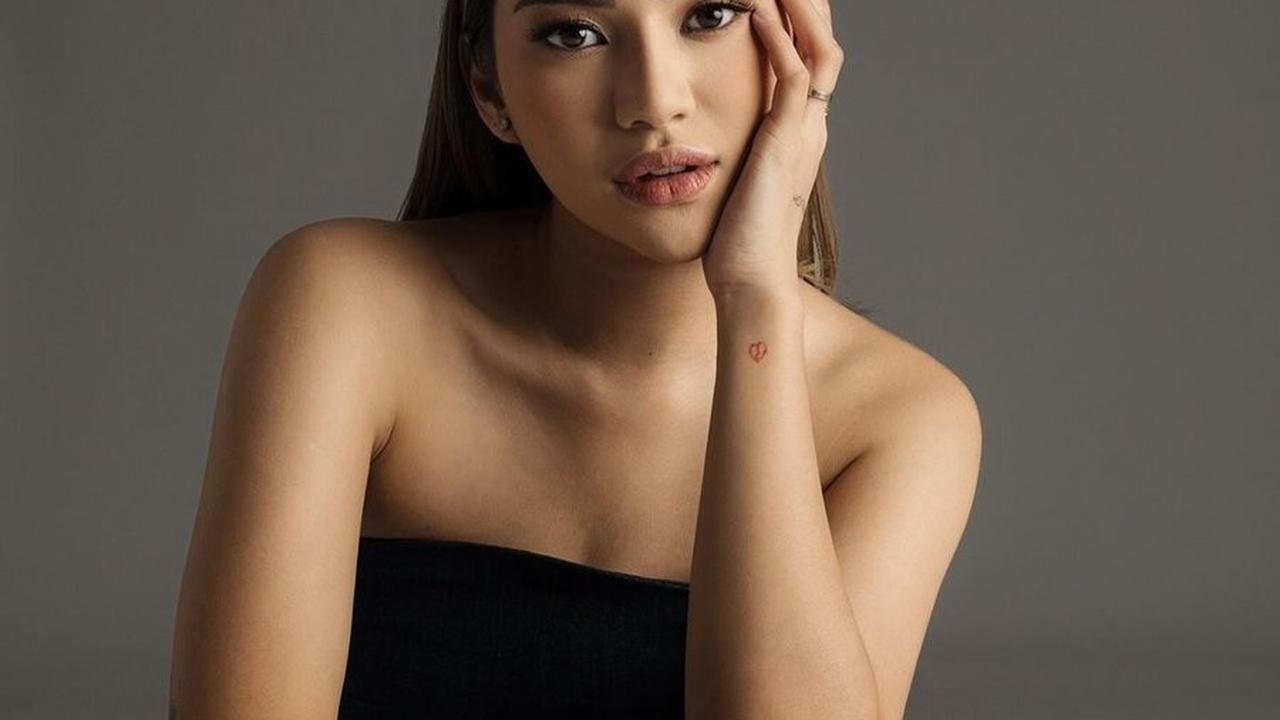 Shakilla Astari tampil menawan dalam fashion minimalis dengan sentuhan warna hitam netral, membuktikan bahwa perhatian pada detail dan tone warna dapat menciptakan kesan elegan.<br>