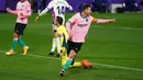 Penyerang Barcelona, Lionel Messi, merayakan gol yang dicetaknya ke gawang Valladolid pada laga lanjutan Liga Spanyol di Jose Zorrilla Stadium, Rabu (23/12/2020) dini hari WIB. Barcelona menang 3-0 atas Valladolid. (AFP/Cesar Manso)