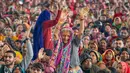 Umat Hindu menari saat mereka mendengarkan seorang pemimpin agama pada Festival Magh Mela di Sangam, pertemuan Sungai Gangga - Sungai Yamuna, Prayagraj, Uttar Pradesh, India, 31 Januari 2023. Ratusan ribu peziarah Hindu diperkirakan akan berenang dalam pertemuan tersebut, berharap bisa menghapus dosa selama festival sebulan penuh. (AP Photo/Rajesh Kumar Singh)