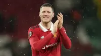 Pemain Manchester United, Wout Weghorst merayakan kemenangan timnya atas Real Betis saat laga leg pertama Liga Europa 2022/2023 yang berlangsung di Old Trafford, Manchester, Jumat (10/03/2023) dini hari WIB. MU menang dengan skor 4-1. (AP Photo/Dave Thompson)