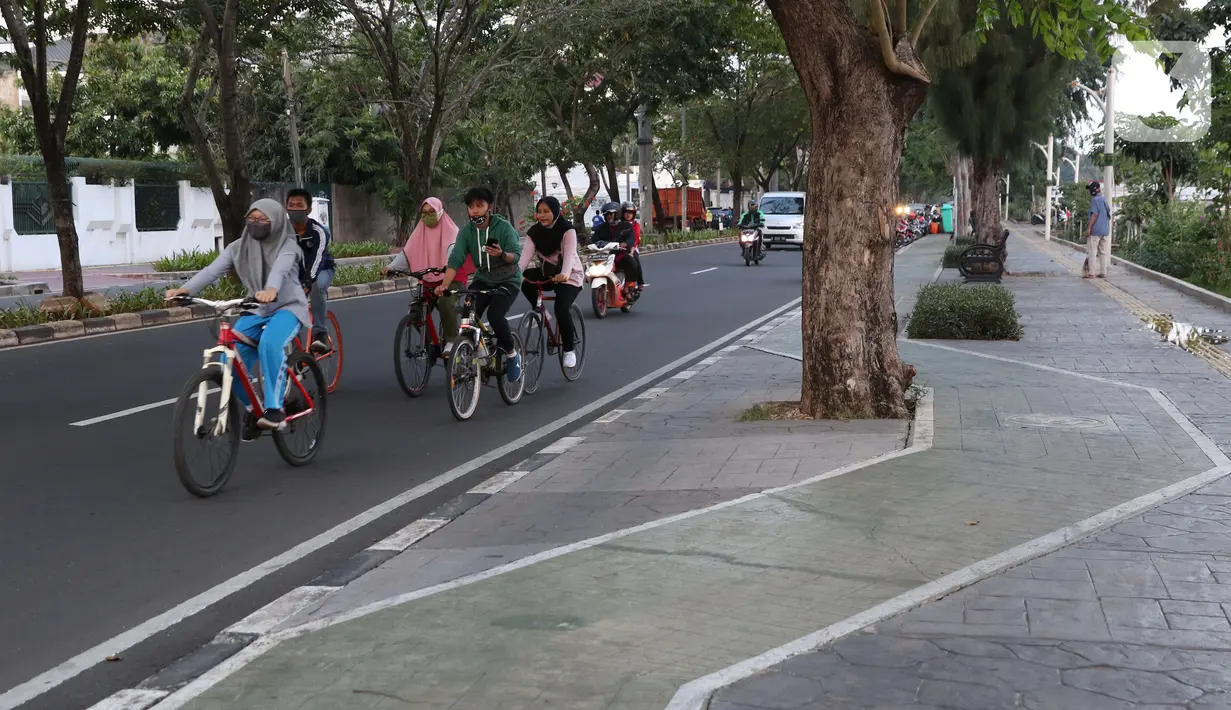 Warga berolahraga sepeda santai di kawasan Danau Sunter, Jakarta, Selasa (23/6/2020). Di masa pandemi COVID-19, berolahraga sepeda mulai digemari dan menjadi tren masyarakat beberapa kota besar di Indonesia. (Liputan6.com/Helmi Fithriansyah)