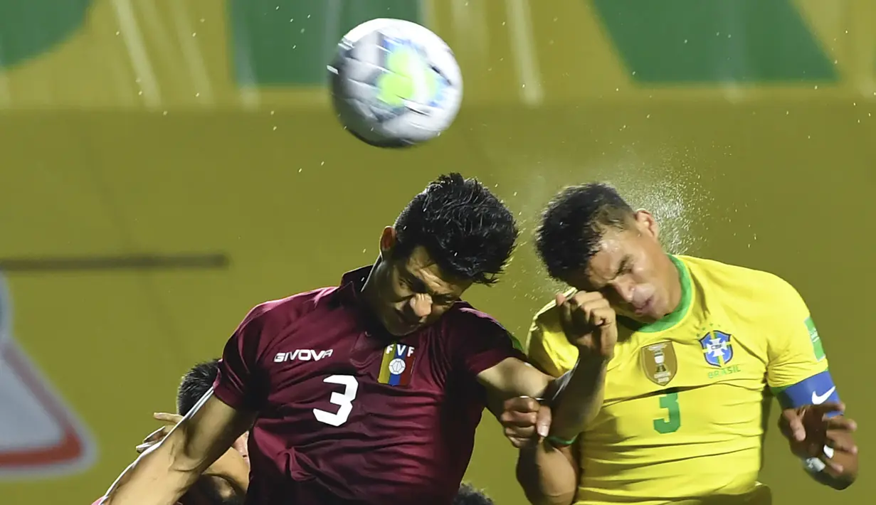 Bek Brasil, Thiago Silva, berebut bola dengan bek Venezuela, Yordan Osorio, pada laga lanjutan kualifikasi Piala Dunia 2022 zona CONMEBOL di Stadion Morumbi, Sabtu (14/11/2020) pagi WIB. Brasil menang 1-0 atas Venezuela. (AFP/Nelson Almeida/pool)