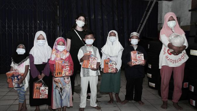 Sonia J berbagi dengan anak yatim dan janda (ist)