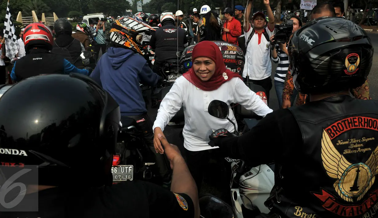 Menteri Sosial Khofifah Indar Parawansa menyalami para peserta Parade Kebangsaan di Taman Makam Pahlawan Kalibata, Jakarta, Minggu, (1/11/2015). Ratusan motor dan mobil mengikuti parade ini. .(Liputan6/JohanTallo)