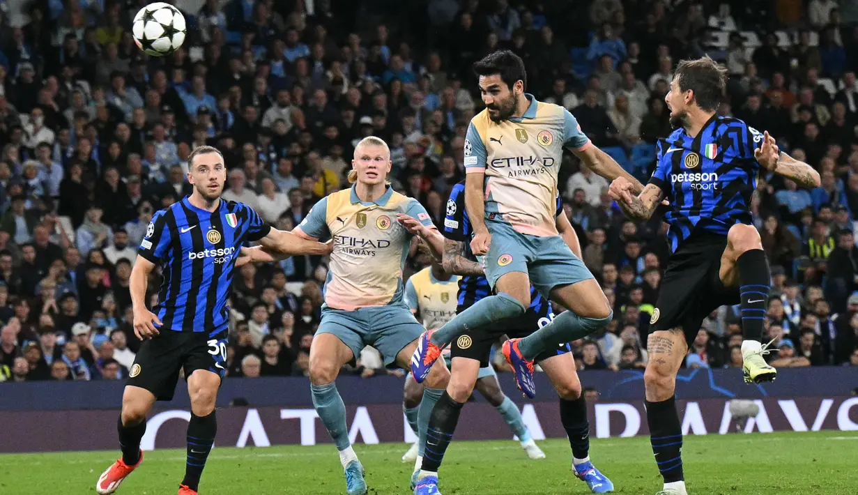 Sementara, Inter Milan cenderung bermain bertahan, tim asuhan pelatih Simone Inzaghi ini lebih mengandalkan serangan balik. (Oli SCARFF/AFP)