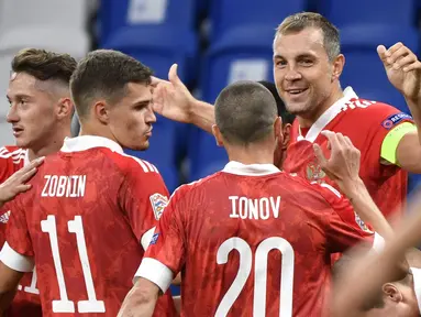 Pemain Rusia merayakan gol yang dicetak Artyom Dzyuba ke gawang Serbia pada laga Nations League di VTB Areba, Jumat (4/9/2020) dini hari WIB. Rusia menang 3-1 atas Serbia. (AFP/Alexander Nemenov)