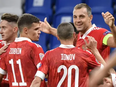 Pemain Rusia merayakan gol yang dicetak Artyom Dzyuba ke gawang Serbia pada laga Nations League di VTB Areba, Jumat (4/9/2020) dini hari WIB. Rusia menang 3-1 atas Serbia. (AFP/Alexander Nemenov)