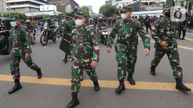 Pendekatan Humanis Marinir TNI AL Halau Massa Pendemo
