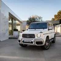 Fashion dan otomotif, dua bidang yang berbeda namun mampu bersinergi hasilkan karya inovatif yang menakjubkan.