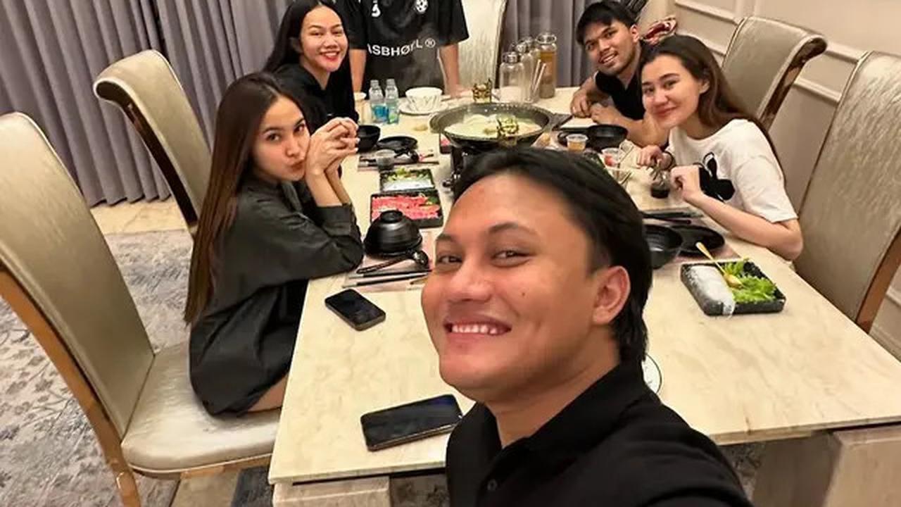 7 Potret Yura Yunita dan Aaliyah Rayakan Kehamilan Mahalini, Renang Malam Hari