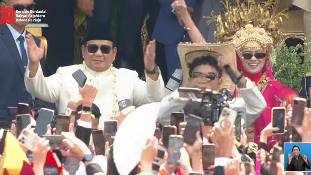 Kala Prabowo Asyik Berjoget 'Terbius' Hentakan Musik Pacu Jalur dan Tabola Bale di Perayaan HUT ke-80 RI