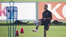 Penyerang Juventus, Cristiano Ronaldo menendang bola saat latihan di pusat pelatihan Juventus di Turin (8/3/2021).  Ronaldo dan rekan-rekannya wajib meraih kemenangan dengan selisih dua gol atau minimal dengan skor 1-0 demi lolos ke babak perempat final Liga Champions. (AFP/MARCO BERTORELLO)