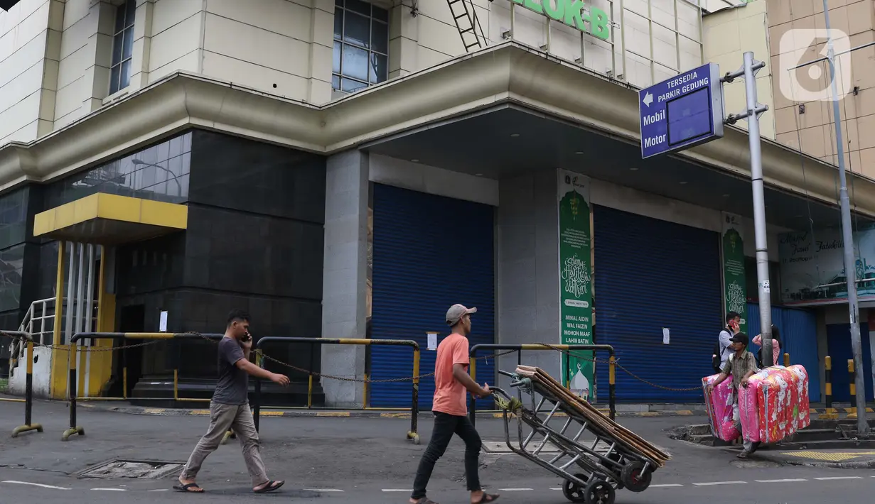 Warga melintas di pasar Blok A Tanah Abang, Jakarta Jumat (27/3/2020). Sebagai upaya pencegahan penularan virus Corona COVID-19, Perumda Pasar Jaya menutup sementara aktivitas perdagangan di Pasar Tanah Abang Blok A, B dan F terhitung 27 Maret hingga 5 April 2020. (Liputan6.com/Helmi Fithriansyah)