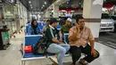Keluarga korban berkumpul di posko informasi, Gapura Surya Nusantara, Pelabuhan Tanjung Perak, Surabaya, Jawa Timur, Minggu (2/8/2026). (AFP/ Juni Kriswanto)