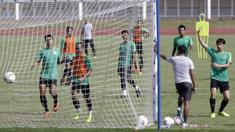 Para pemain Timnas Indonesia saat latihan di Stadion Madya Senayan, Jakarta, Selasa (22/11). Latihan ini persiapan jelang laga Piala AFF 2018 menghadapi Filipina. (Bola.com/Yoppy Renato)