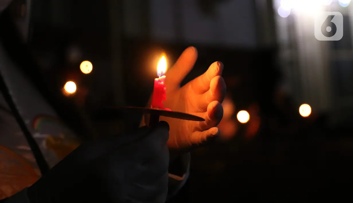 Umat Kristiani mengikuti misa Natal di Gereja Immanuel, Jakarta, Kamis (24/12/2020). Misa Natal di Gereja Immanuel digelar dengan membatasi jumlah jemaat menjadi sebanyak 50 orang. (Liputan6.com/Angga Yuniar)
