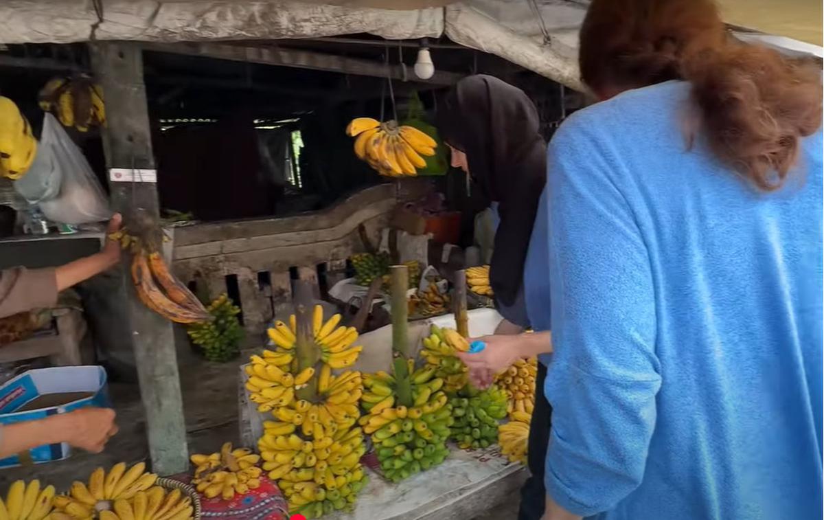Diajak Jalan-jalan sama Sang Anak, Orangtua Bule Jerman Beli Buah-buahan di Pinggir Jalan 'Rasanya Aneh'